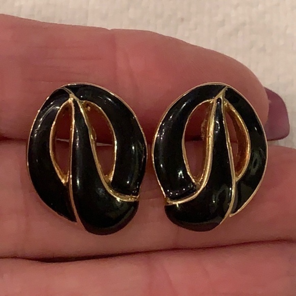 Monet gold tone black enamel classic vintage earrings